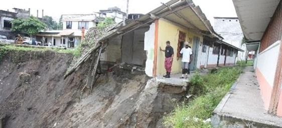 La estructura de una oficina, donde funcionaba el Ministerio de Inclusión Económica y Social, se derrumbó y los escombros fueron a parar al río Blanco.
