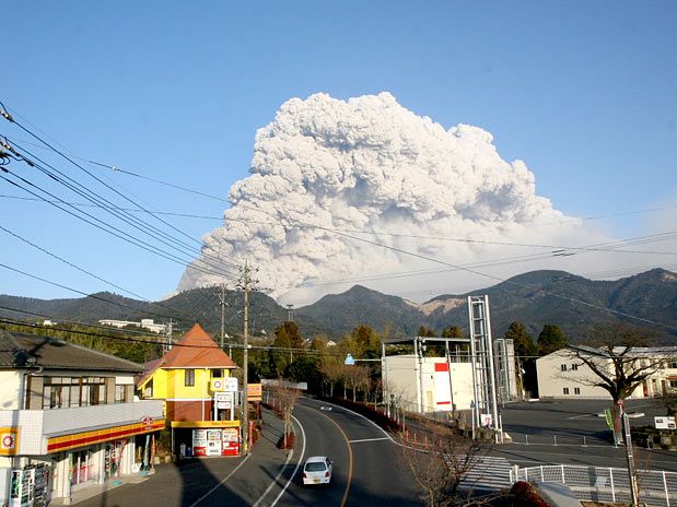 Las viviendas ubicadas en un radio cercano al volcán fueron evacuadas por su seguridad. Foto: Reuters