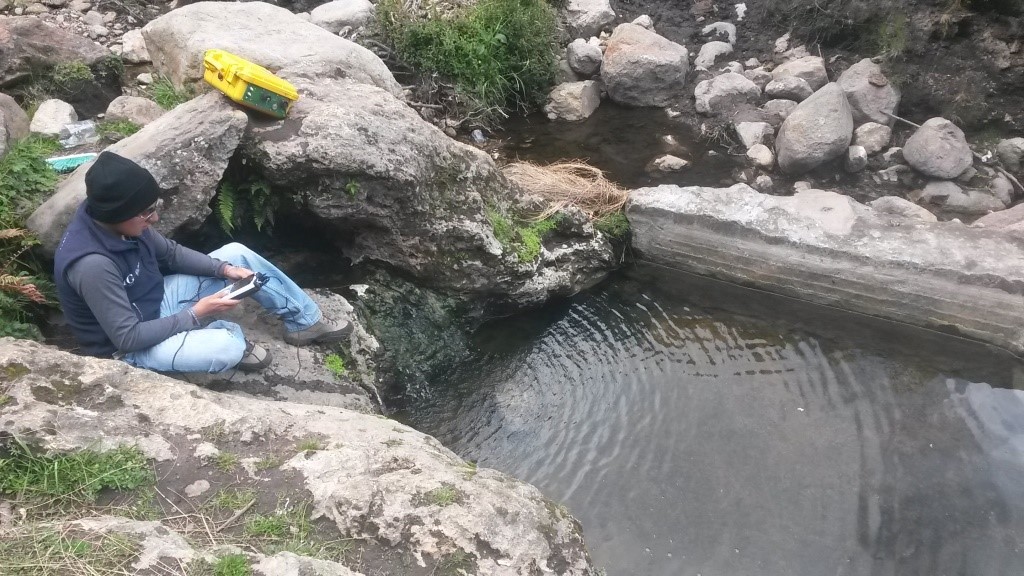 Mediciones de Fuentes de Aguas Termales y Gases en el Volcán Cayambe y la Zona de Otavalo