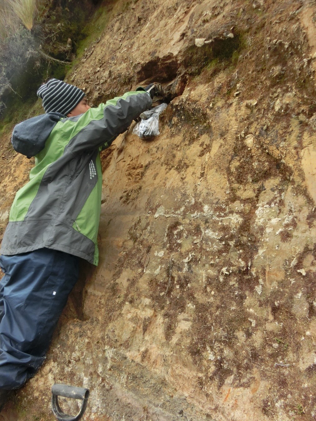 Trabajos del campo para despejar la historia volcanológica de la Caldera de Chalupas