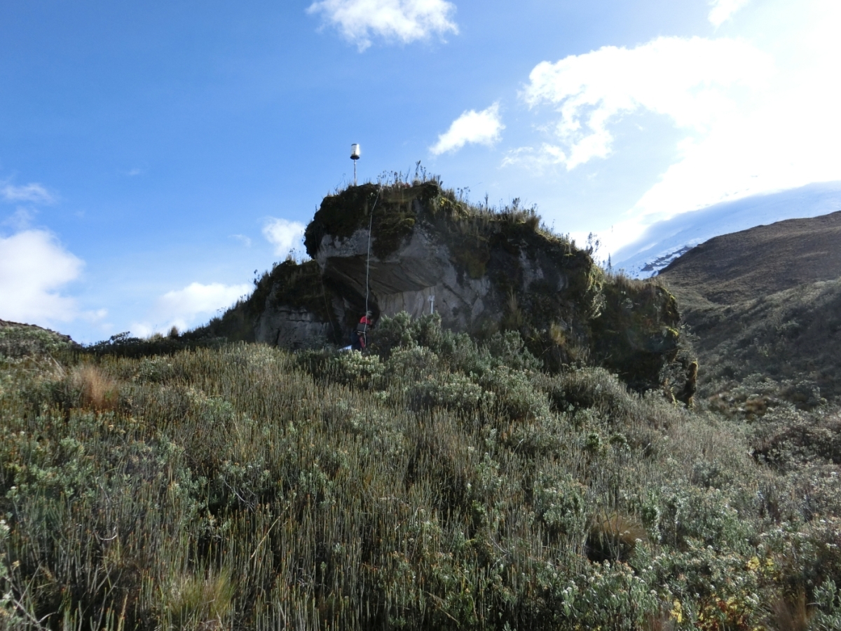 Instalación de instrumentos para monitoreo del volcán Cotopaxi