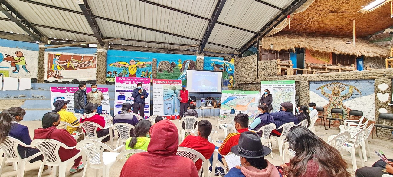 Mantenimiento de la red de cenizómetros del volcán Sangay y taller interactivo sobre peligros sísmicos y volcánicos en el centro parroquial de Cebadas, cantón Guamote (provincia de Chimborazo)