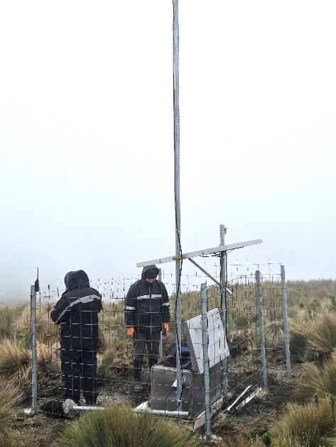 Instalación de una nueva estación sísmica para el monitoreo del volcán Sangay