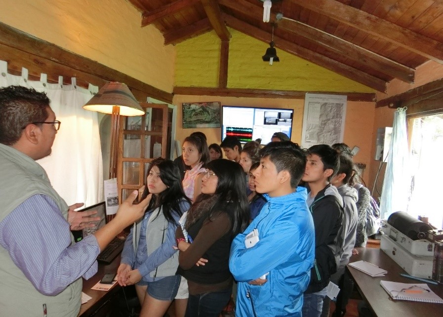 Técnicos del IGEPN acompañan a estudiantes de IKIAM en recorrido geológico de campo