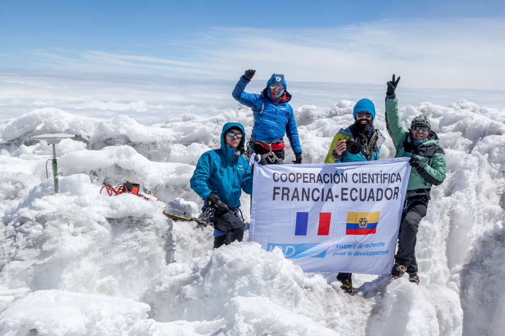Equipo franco-ecuatoriano colocó un GPS en la cima del volcán Chimborazo